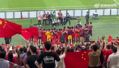 kaiyun-最佳第十二人！决赛后U23国足队员与现场球迷合影留念